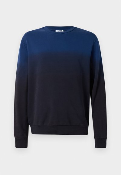 Sveter s ombre prechodom z modrej na čiernu, crew neckline, dlhé rukávy, mäkká látka, ribbed manžety a lem, minimalistický dizajn bez vzorov alebo akcentov.