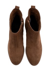 Brązowe zamszowe botki za kostkę o gładkiej fakturze, z bocznymi zamkami błyskawicznymi, zaokrąglonym noskiem i pętlami z tyłu ułatwiającymi zakładanie.
