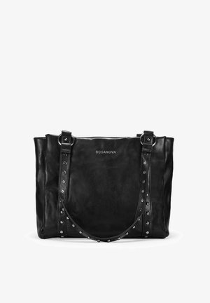 Bolso tote de cuero negro con tachuelas a lo largo de la correa. Presenta una textura suave y un diseño sencillo, mostrando el nombre de la marca "Bosanova".