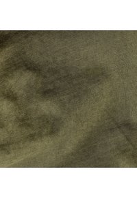 Olivgrönt tyg med en slät, något texturerad yta; har fina ribbade mönster genom hela tyget.