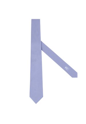 Jasnofioletowy męski krawat z drobnym powtarzającym się wzorem geometrycznym, położony płasko z węższym końcem skrzyżowanym za szerszym końcem.