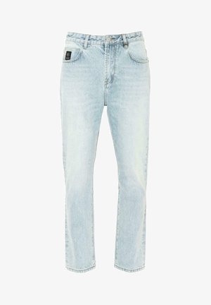 Jeans in denim blu chiaro con un design a gamba dritta. Include un sistema di chiusura a bottoni, cinque tasche e una patch nera con logo sulla vita.