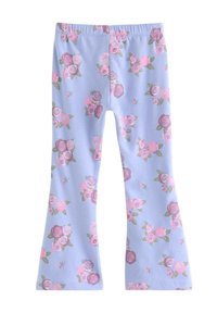 Ljusblå leggings av mjukt tyg med ett blommönster som visar rosa rosor och gröna blad. Vida benslut. Elastisk midjeband.