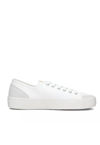 Zapatillas de lona blancas con suela plana, puntera redonda y seis ojales. Los paneles laterales texturizados añaden detalle al diseño minimalista.