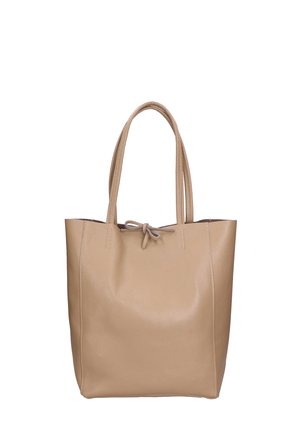 Beige leren totebag met zachte textuur, twee lange banden, bijeengetrokken trekkoordsluiting en minimalistisch ontwerp. Geen zichtbare metalen onderdelen of patronen.