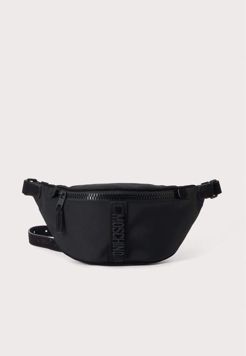Sac banane noir Moschino avec fermeture éclair frontale et sangle ajustable sur un fond uni clair.