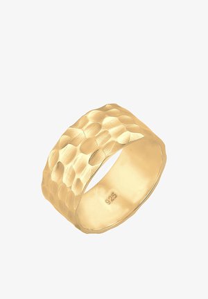 Széles, textúrált arany gyűrű, kalapált felülettel. Sima, ívelt szélekkel és polírozott belső felülettel rendelkezik. "925" jelöléssel ellátva, ami sterling ezüstöt jelent.