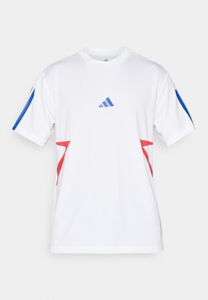 Witte atletische shirt van lichtgewicht mesh, met blauwe accenten op de mouwen en rode driehoekige ontwerpen aan de zijkanten. Adidas-logo weergegeven.