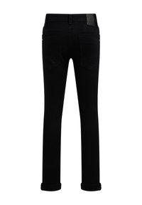Pantalon en denim noir à coupe ajustée, doté de deux poches arrière, de revers roulés et d'une étiquette en cuir de la marque à la taille.