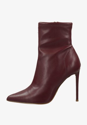 Burgunderfarbene Leder-Ankle-Boots mit spitzer Zehe, hohem Stiletto-Absatz und seitlichem Reißverschluss. Sie zeichnen sich durch eine glatte Textur und minimalistisches Nähen aus.