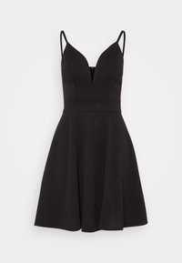 Svart ärmlös klänning med tunna band, djup V-ringning, åtsittande midja och utsvängd kjol mot en enkel vit bakgrund.