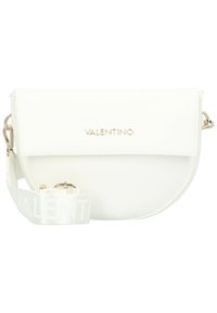 Borsa sintetica bianca a forma curva, con hardware dorato, pattina a pieghe e una tracolla decorata con un motivo che presenta il nome del marchio.