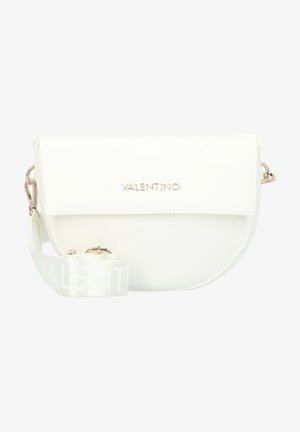 Weiße synthetische Handtasche mit geschwungener Form, goldenen Beschlägen, einer umklappbaren Klappe und einem gemusterten Tragegurt mit dem Markennamen.