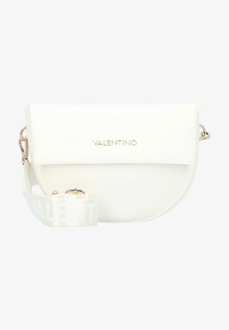 Borsa sintetica bianca a forma curva, con hardware dorato, pattina a pieghe e una tracolla decorata con un motivo che presenta il nome del marchio.