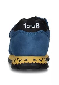 Sneaker in camoscio blu con interni neri, caratterizzati dall'etichetta "1908". Suola gialla testurizzata decorata con motivi geometrici neri.