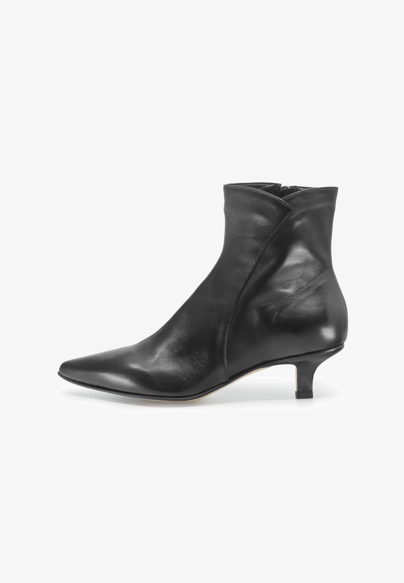 Stivale alla caviglia in pelle nera con punta appuntita e tacco basso. Caratterizzato da un design elegante con zip laterale e texture liscia.
