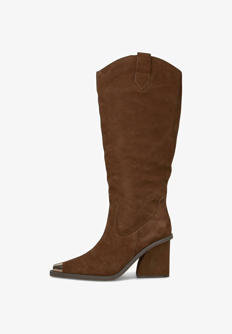 Bottes en suède marron jusqu'au genou avec un bout pointu, un accent métallique à l'avant, et un talon épais. Texture lisse avec un design de tige courbé.