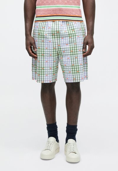 Ανδρικά σορτς σε πράσινο, άσπρο και μοβ καρό μοτίβο με πολύχρωμες λεπτομέρειες. Κατασκευασμένα από ελαφρύ υλικό, με ελαστική μέση.