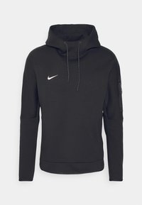 Felpa nera Nike con colletto alto, cordini e tasca con zip sulla manica sinistra. Tessuto morbido e strutturato.