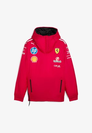 Rote Kapuzenjacke aus leichterem Stoff, mit Reißverschlusstaschen und Logos von Ferrari, Puma und Sponsoren auf der Vorderseite und den Ärmeln.