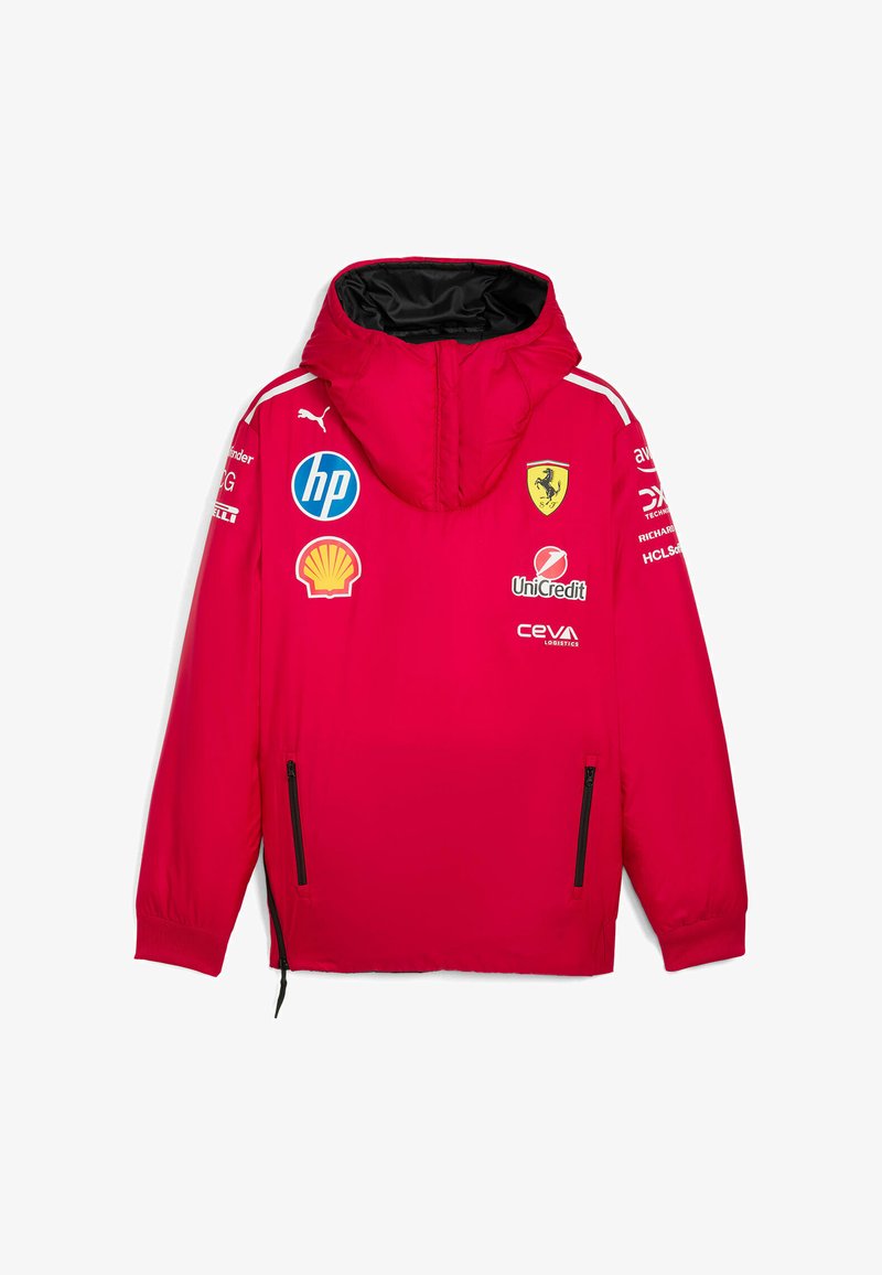 Punane kapuutsiga jakk, mis on valmistatud kergest kangast, sisaldab tõmblukuga taskuid ning logosid Ferrari, Puma ja sponsoritelt ees ja varrukatel.