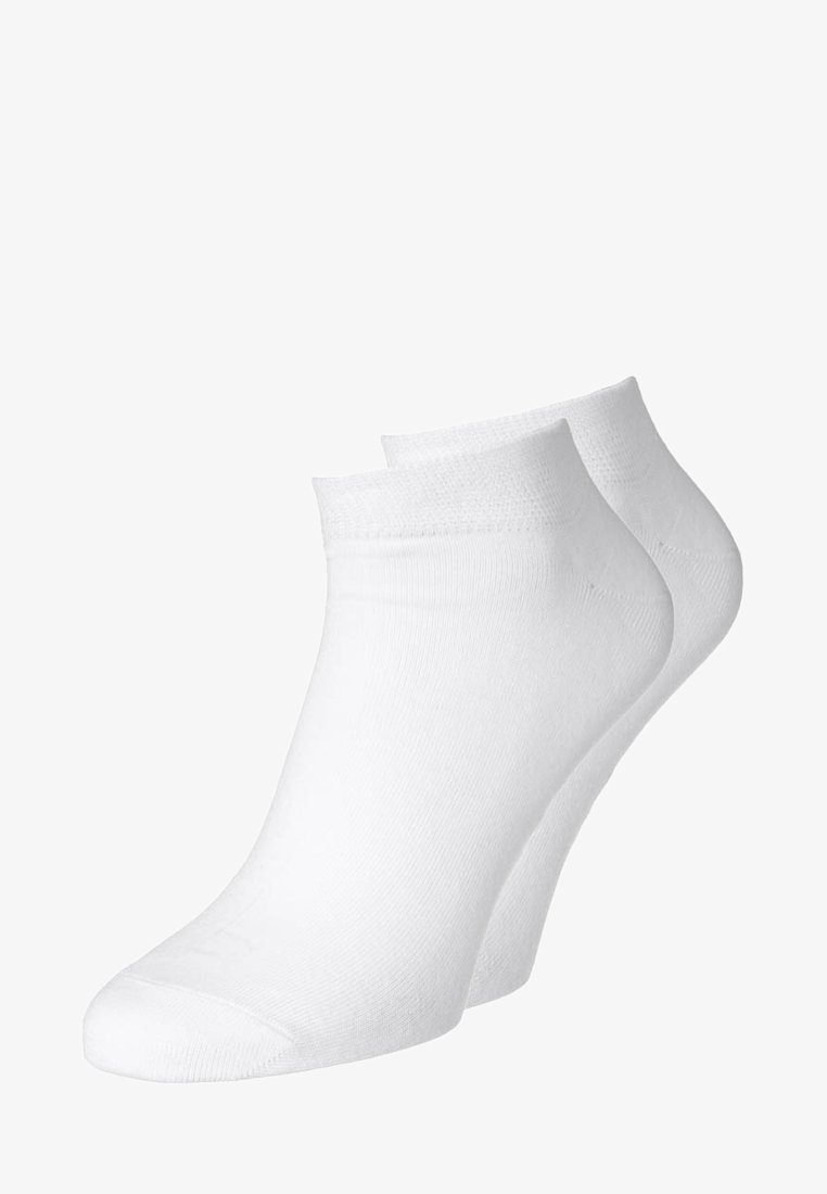 Ein Paar weiße Knöchelsocken aus weicher Baumwolle, mit einem gerippten Bündchen und nahtlosem Zehendesign für Komfort und Langlebigkeit.