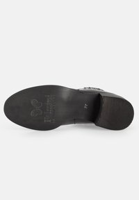 Suola di scarpa nera con superficie in gomma testurizzata, con logo in rilievo e taglia 37. Design elegante e piatto senza pattern o accenti visibili.