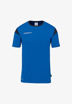 Camiseta deportiva azul de manga corta. Presenta detalles negros en los hombros y un logo en el pecho. Fabricada con un material ligero y que absorbe la humedad.