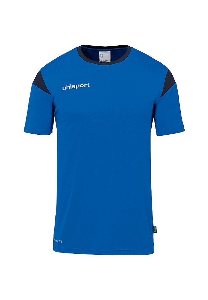 Camiseta deportiva azul de manga corta. Presenta detalles negros en los hombros y un logo en el pecho. Fabricada con un material ligero y que absorbe la humedad.