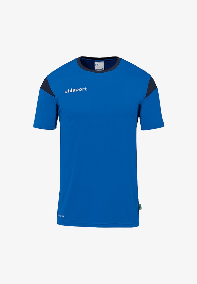 Camiseta deportiva azul de manga corta. Presenta detalles negros en los hombros y un logo en el pecho. Fabricada con un material ligero y que absorbe la humedad.