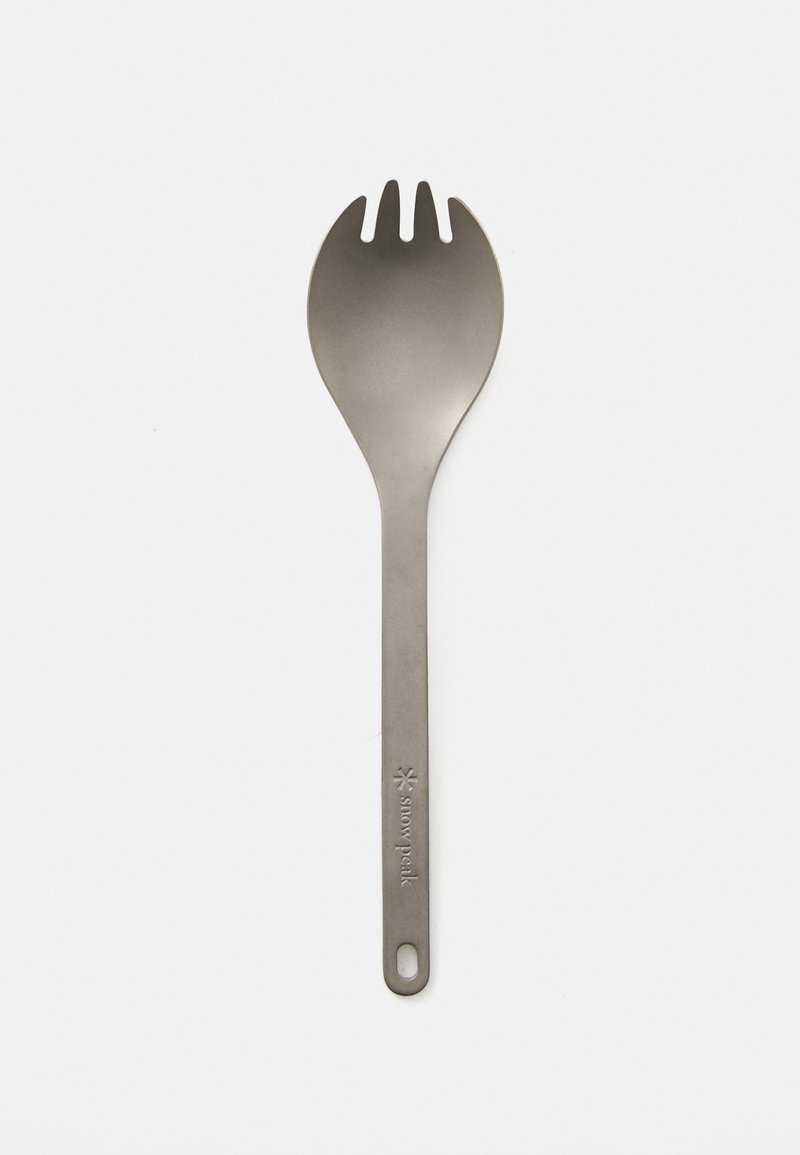 Kovový spork v matnej sivej farbe. Obsahuje koniec s vidlicou so zatláčacími hrotmi a lyžicu. Moderný dizajn s dlhým držadlom a otvorem na zavesenie.