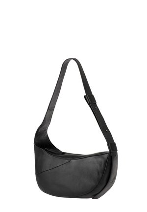 Borsa a spalla in pelle nera con design curvo, base piatta, tracolla regolabile e texture liscia. Presenta una chiusura con zip per un facile accesso.