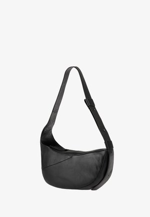 Schwarze Leder-Schultertasche mit geschwungenem Design, flachem Boden, verstellbarem Schultergurt und glatter Textur. Verfügt über einen Reißverschluss für den Zugang.