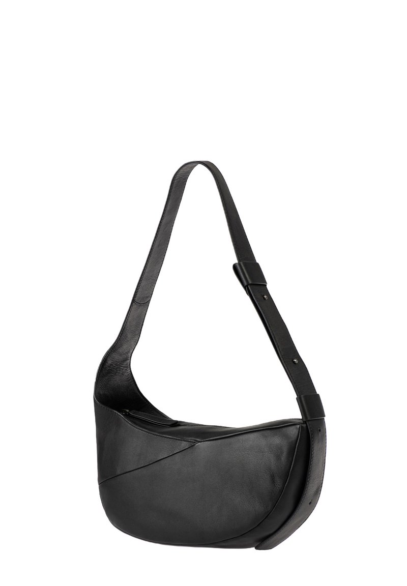 Borsa a spalla in pelle nera con design curvo, base piatta, tracolla regolabile e texture liscia. Presenta una chiusura con zip per un facile accesso.