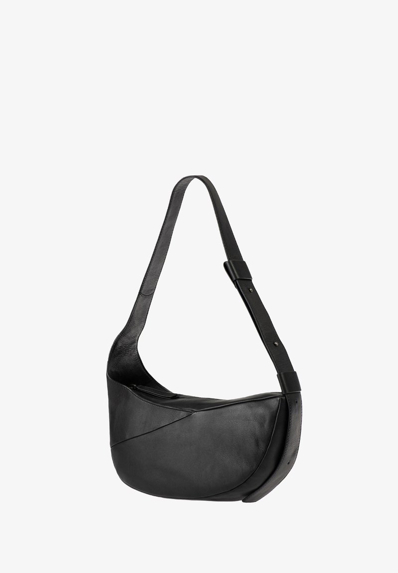 Schwarze Leder-Schultertasche mit geschwungenem Design, flachem Boden, verstellbarem Schultergurt und glatter Textur. Verfügt über einen Reißverschluss für den Zugang.