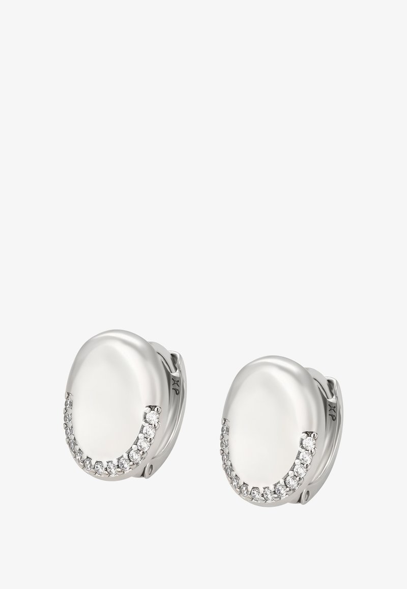 Taas hõbedased klipp-kõrvarõngad, millel on sile ovaalne pind, igaühe ääres on kaarekujulise rida väikseid säravaid selgeid kive.