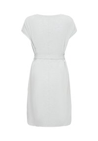 Robe gris clair, longueur genou, à manches courtes et avec une ceinture assortie, vue de dos sur un fond blanc uni.