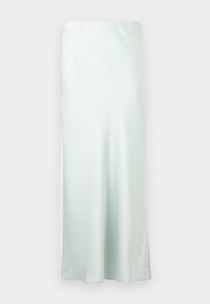 Lys blå satenglangskjørt med rett snitt og en liten splitt på den ene siden, vist på en ensfarget bakgrunn.