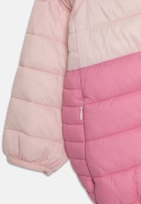 Padded jacket z wielokolorowym wzorem w jasnoróżowym i ciemnoróżowym kolorze, z zamkiem błyskawicznym kieszeni i ściągaczami dla zapewnienia ciepła.