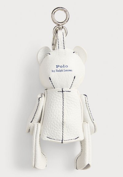 Λευκό μπρελόκ αρκουδάκι από δέρμα με υφή, με μαύρα ραφές και τα κεντημένα γράμματα "Polo by Ralph Lauren" στην πλάτη, προσαρτημένο σε ασημί κρίκο.