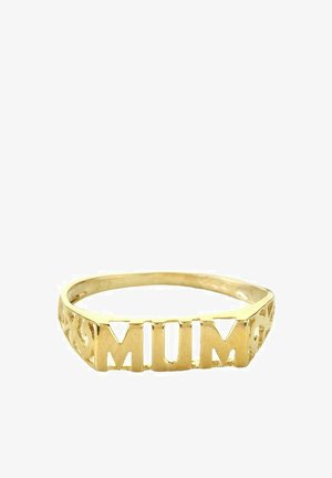 Anillo en tono dorado que presenta letras recortadas formando la palabra "MAMÁ". Diseño de banda simple con un acabado suave y detalles de trabajo abierto en los lados.