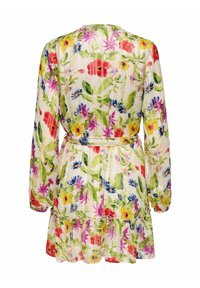 Robe à fleurs à manches longues avec ceinture, présentant des fleurs rouges, roses, jaunes et bleues sur fond blanc, avec un ourlet à volants.