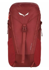 Rode wandelrugzak met een textured afwerking, centrale trekkoordsluiting, zijnetzakken en een wit logo aan de voorkant.