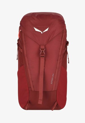 Rode wandelrugzak met een textured afwerking, centrale trekkoordsluiting, zijnetzakken en een wit logo aan de voorkant.