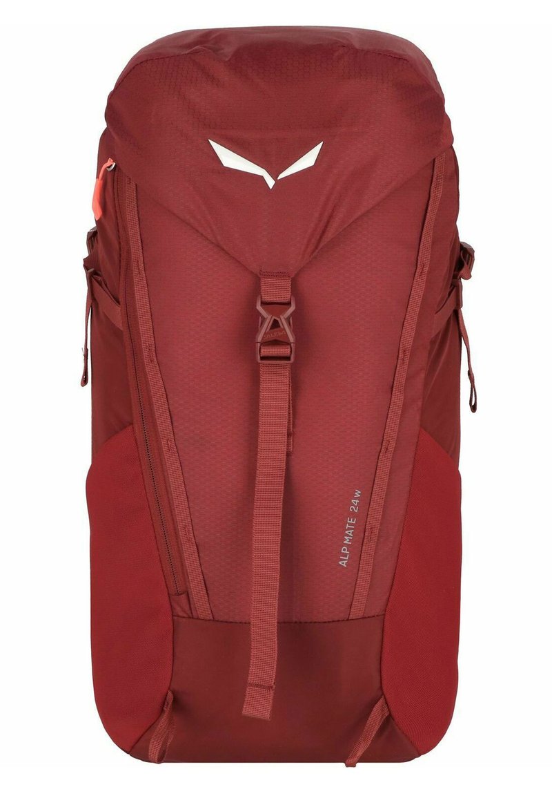 Rode wandelrugzak met een textured afwerking, centrale trekkoordsluiting, zijnetzakken en een wit logo aan de voorkant.