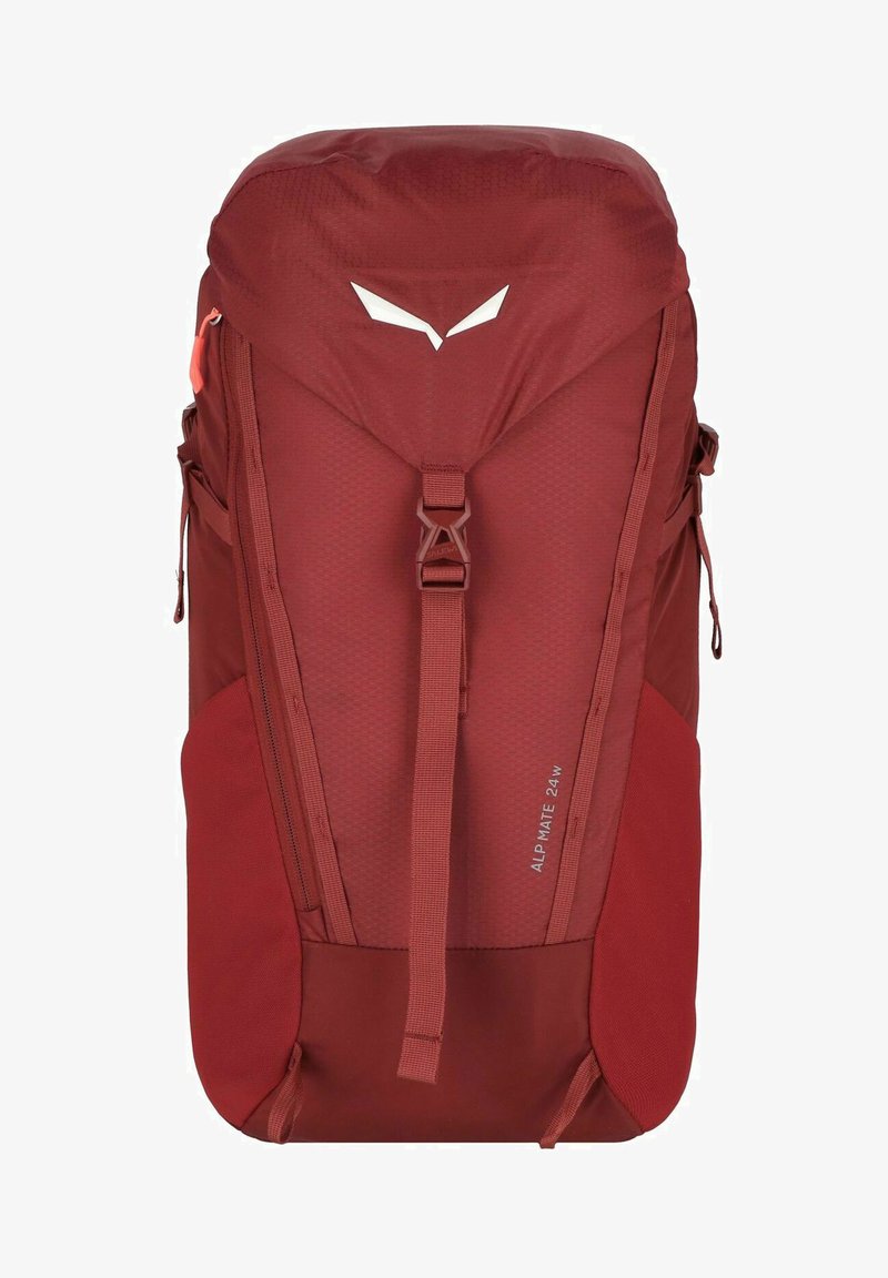 Rode wandelrugzak met een textured afwerking, centrale trekkoordsluiting, zijnetzakken en een wit logo aan de voorkant.