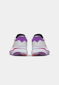 Scarpe da corsa con tomaia in rete bianca, dettagli viola e rosa, suola ammortizzata e un design elegante e moderno.
