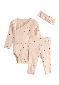 Helles rosa Baumwoll-Babykleidungsset mit Rüschensleeves, Bodysuit mit Druckknopfverschluss, passenden Hosen und einem Haarband mit Schleife, alles mit floralem Muster.