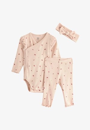 Completo per neonati in cotone di colore rosa pallido, con maniche arricciate, body con chiusura a scatto, pantaloni coordinati e fascia per capelli con fiocco, tutti decorati con una stampa floreale.