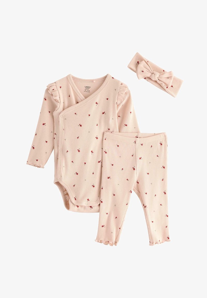 Lichtroze katoenen babyoutfit met ruches op de mouwen, een bodysuit met drukknoopsluiting, bijpassende broeken en een haarband met een strik, allemaal voorzien van een bloemenprint.